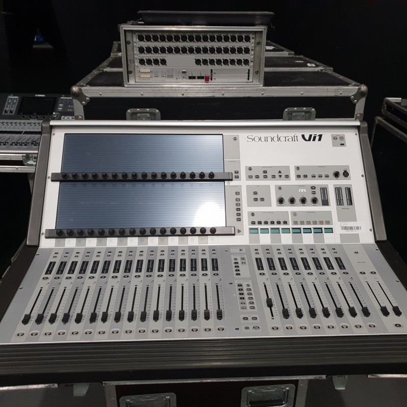 VI1 souncraft + stage box 32 VI1 souncraft + stage box 32