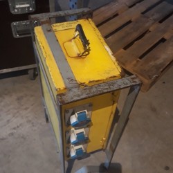 A32T08   ARMOIRE 32T / 3x32M + 6x16A   METAL JAUNE