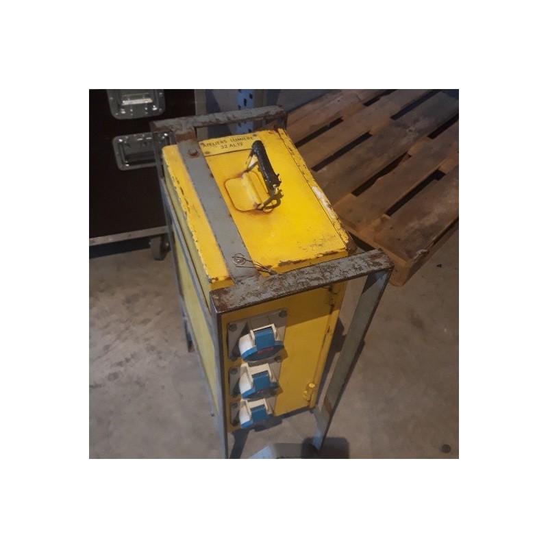 A32T08 ARMARIO 32T / 3x32M + 6x16A METAL AMARILLO