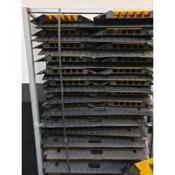 LOT DE 48 PASSAGES  DE CABLE 5 ET  3 CANAUX