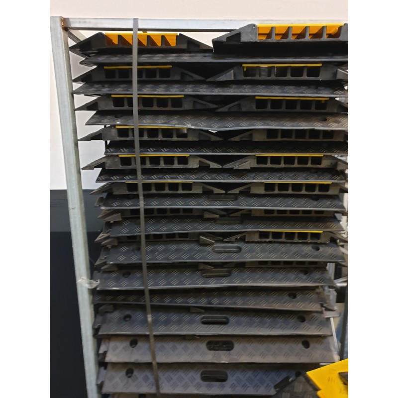 LOT DE 48 PASSAGES  DE CABLE 5 ET  3 CANAUX